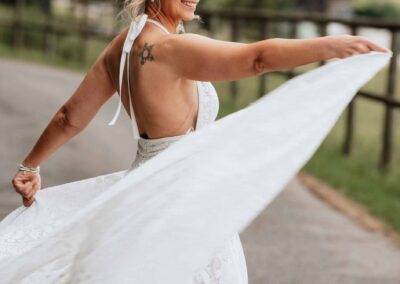 Braut tanzt Hochzeitsfotograf