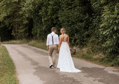 Brautpaar läuft Fotograf Hochzeit