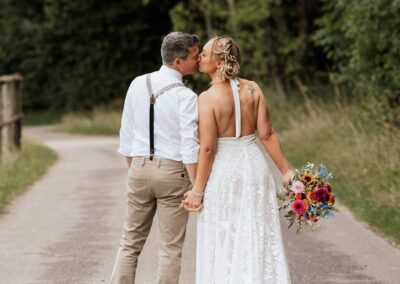 Brautpaar küsst sich Hochzeitsfotograf