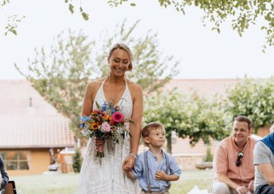 Einzug Braut mit Junge Hochzeitsfotograf