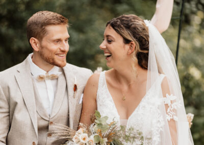 Brautpaar lacht, Hochzeit Fotograf Chäferhütte