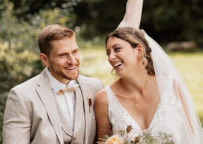 Brautpaar lacht, Hochzeitsfotograf Winterthur Chäferhütte