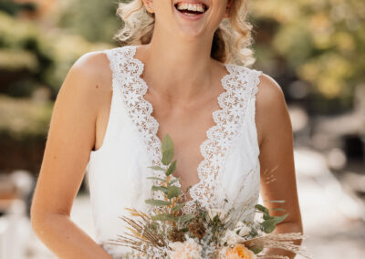 Braut lacht, Brautmode Noalina Hochzeitsfotograf Winterthur