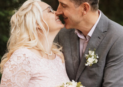Paar küsst sich Hochzeit Fotograf Andelfingen