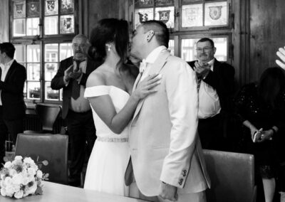 erster Kuss als Ehepaar Hochzeitsfotograf in Bülach