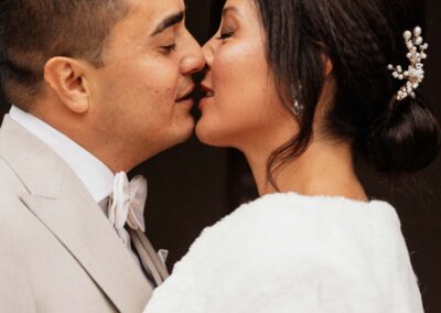 Brautpaar küsst sich Fotos Hochzeitsfotograf Bülach